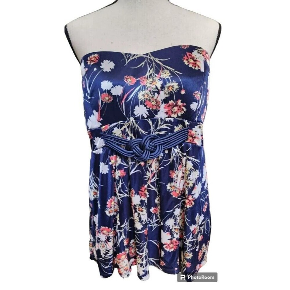Torrid Strapless Top Size 2/2X Lined Silky Belted